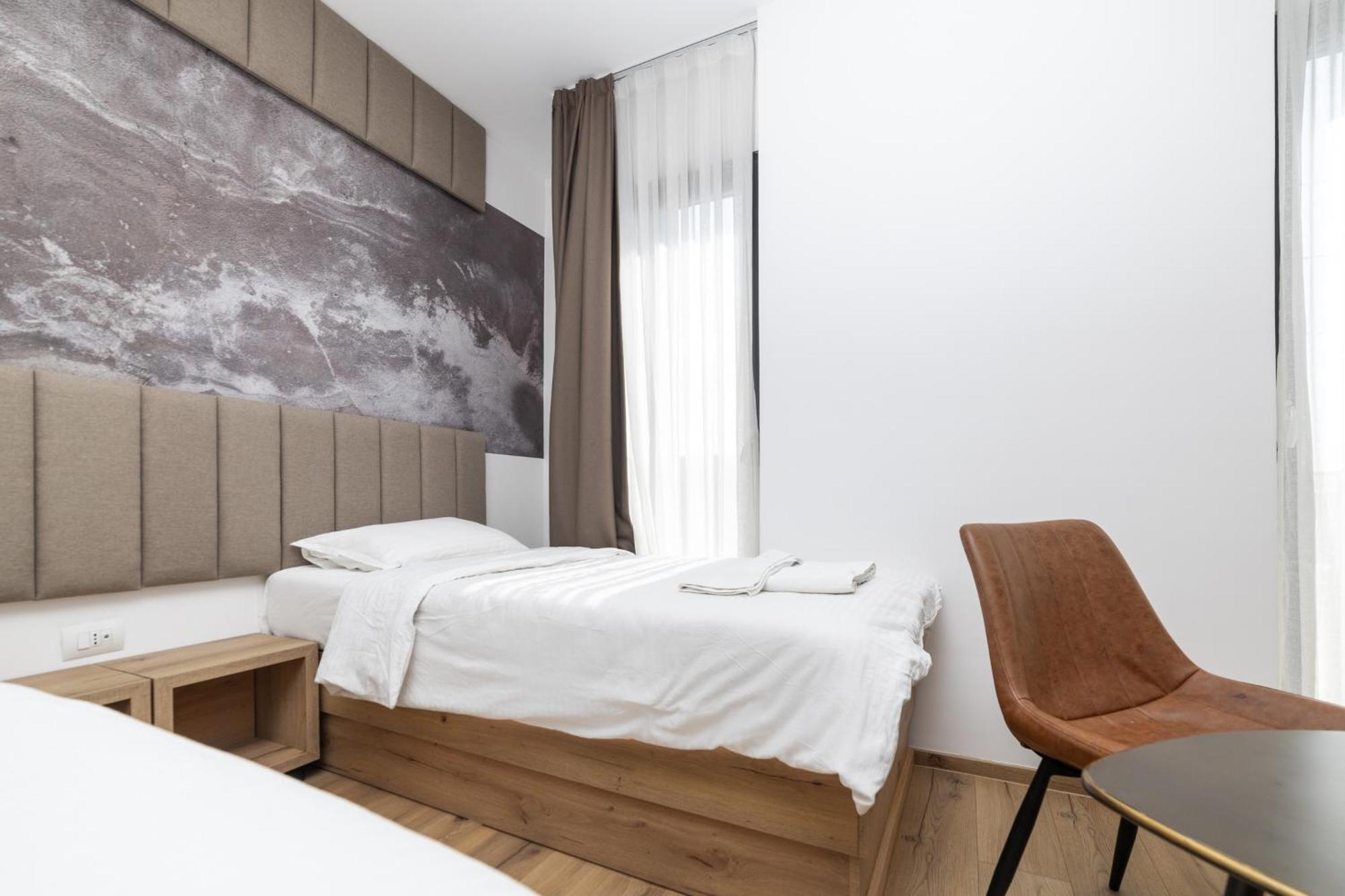Roadside Hotel Lipjan Bagian luar foto