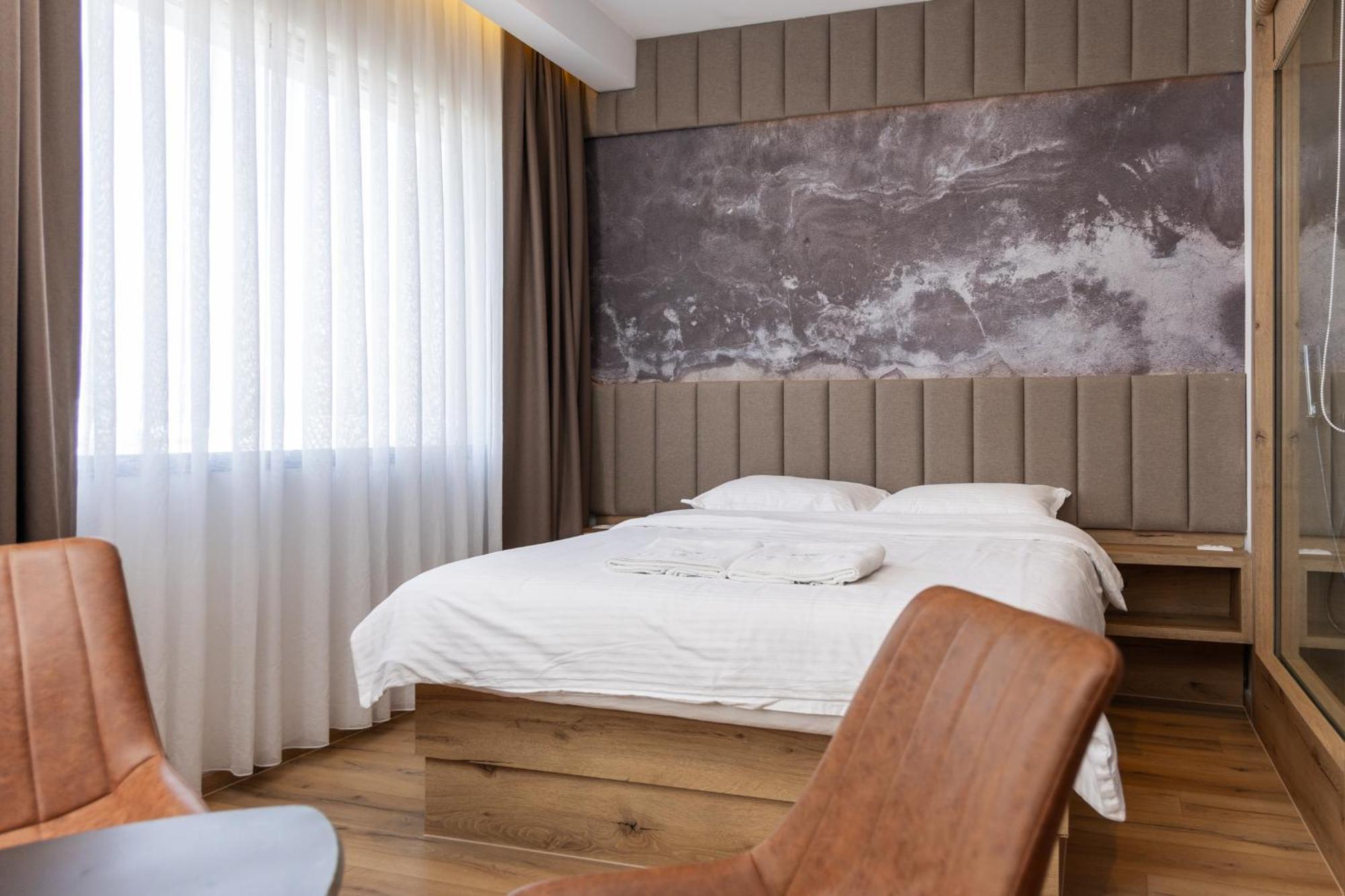 Roadside Hotel Lipjan Bagian luar foto