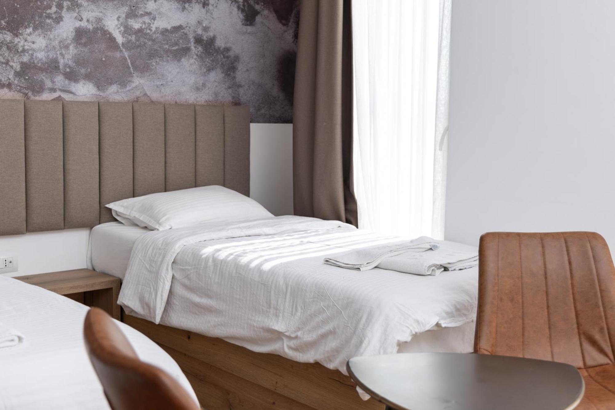 Roadside Hotel Lipjan Bagian luar foto