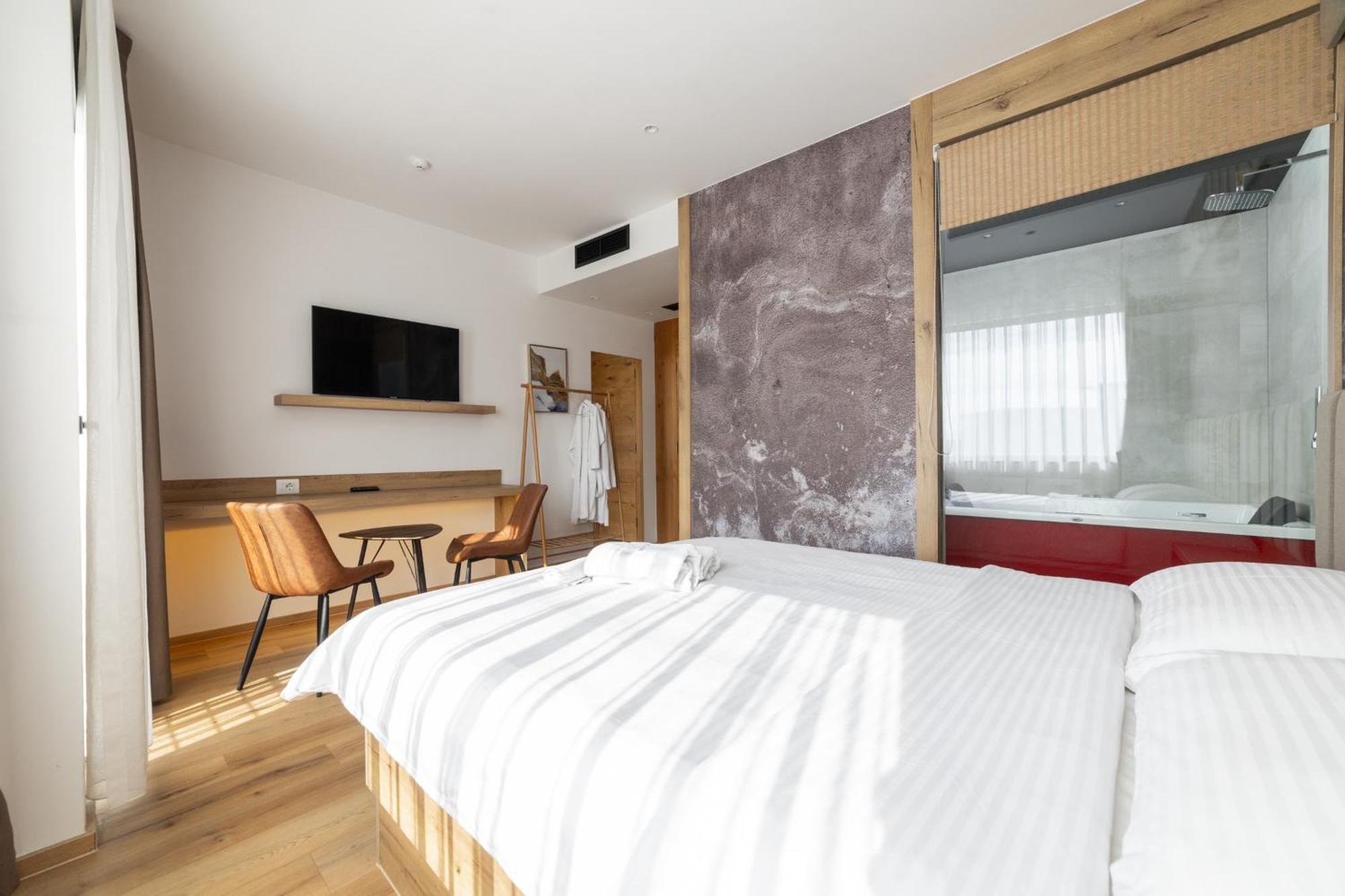 Roadside Hotel Lipjan Bagian luar foto