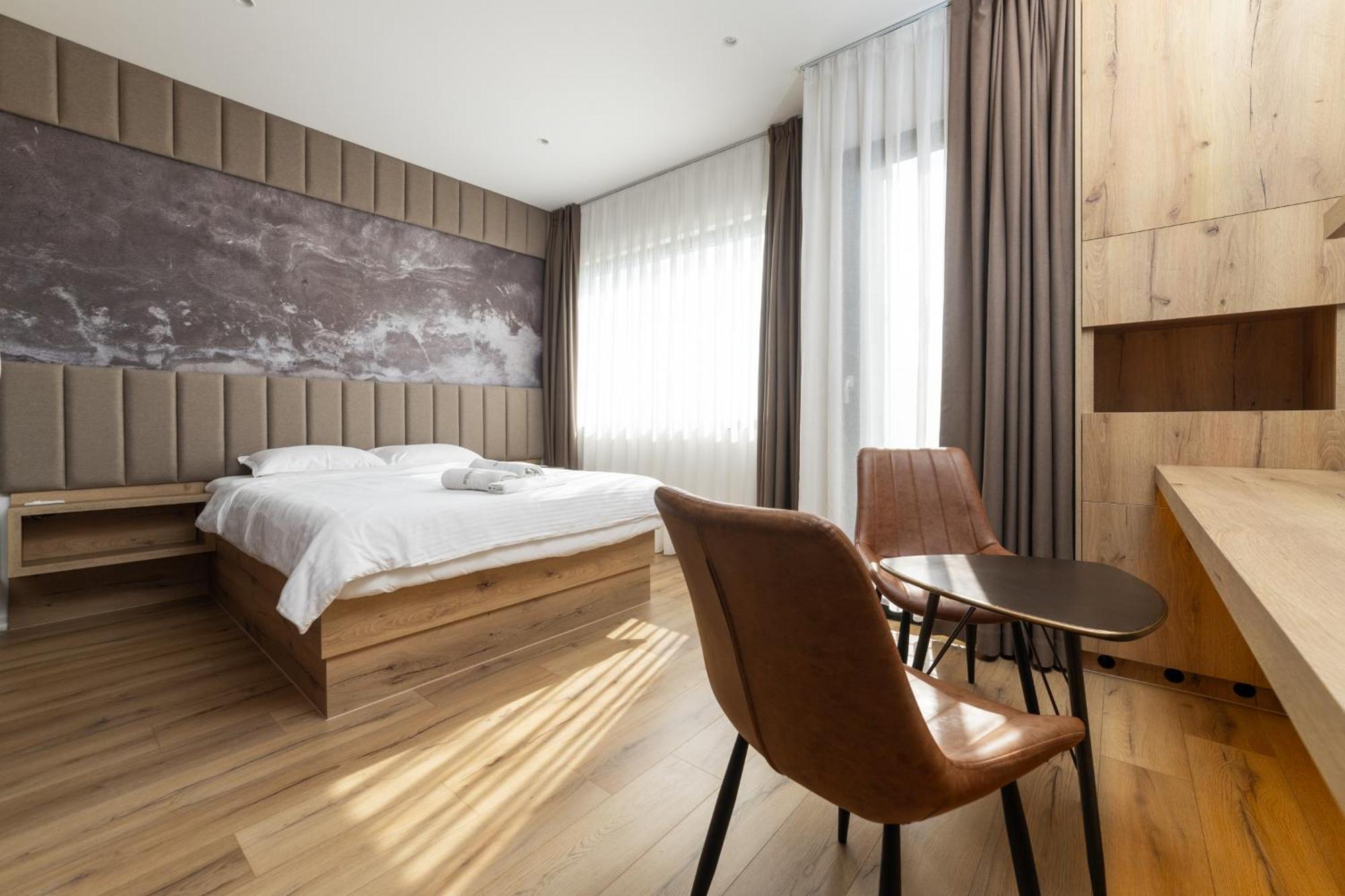 Roadside Hotel Lipjan Bagian luar foto