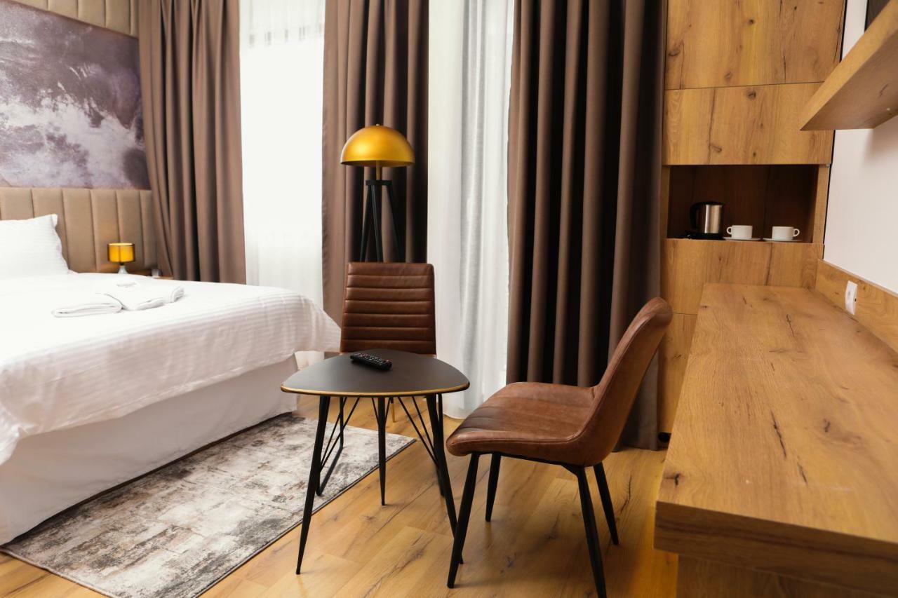 Roadside Hotel Lipjan Bagian luar foto