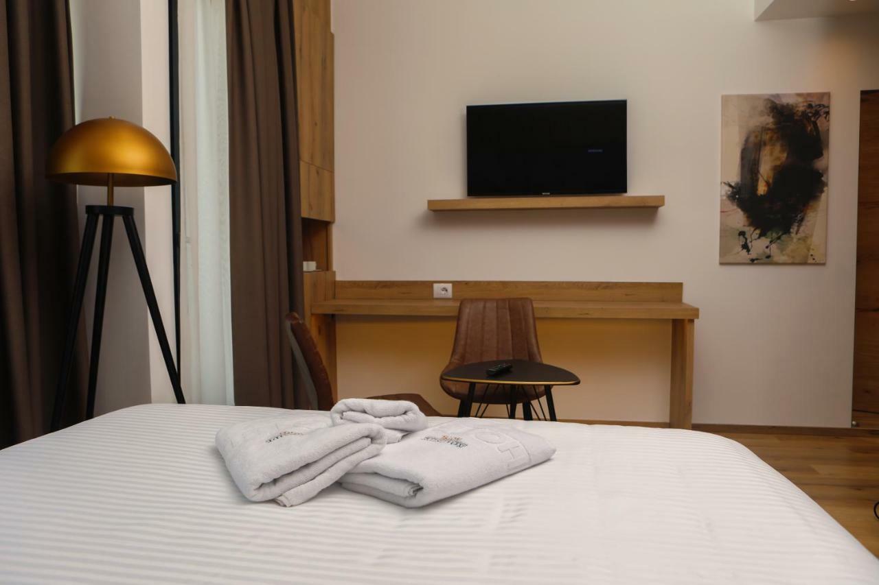 Roadside Hotel Lipjan Bagian luar foto