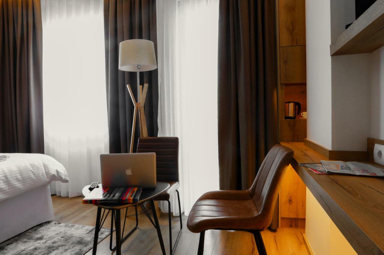 Roadside Hotel Lipjan Bagian luar foto